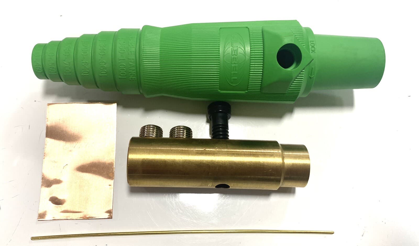 Hubbell SERIES 16 SINGLE POLE DEVICE (CAMLOCK) HBL300 Green Female