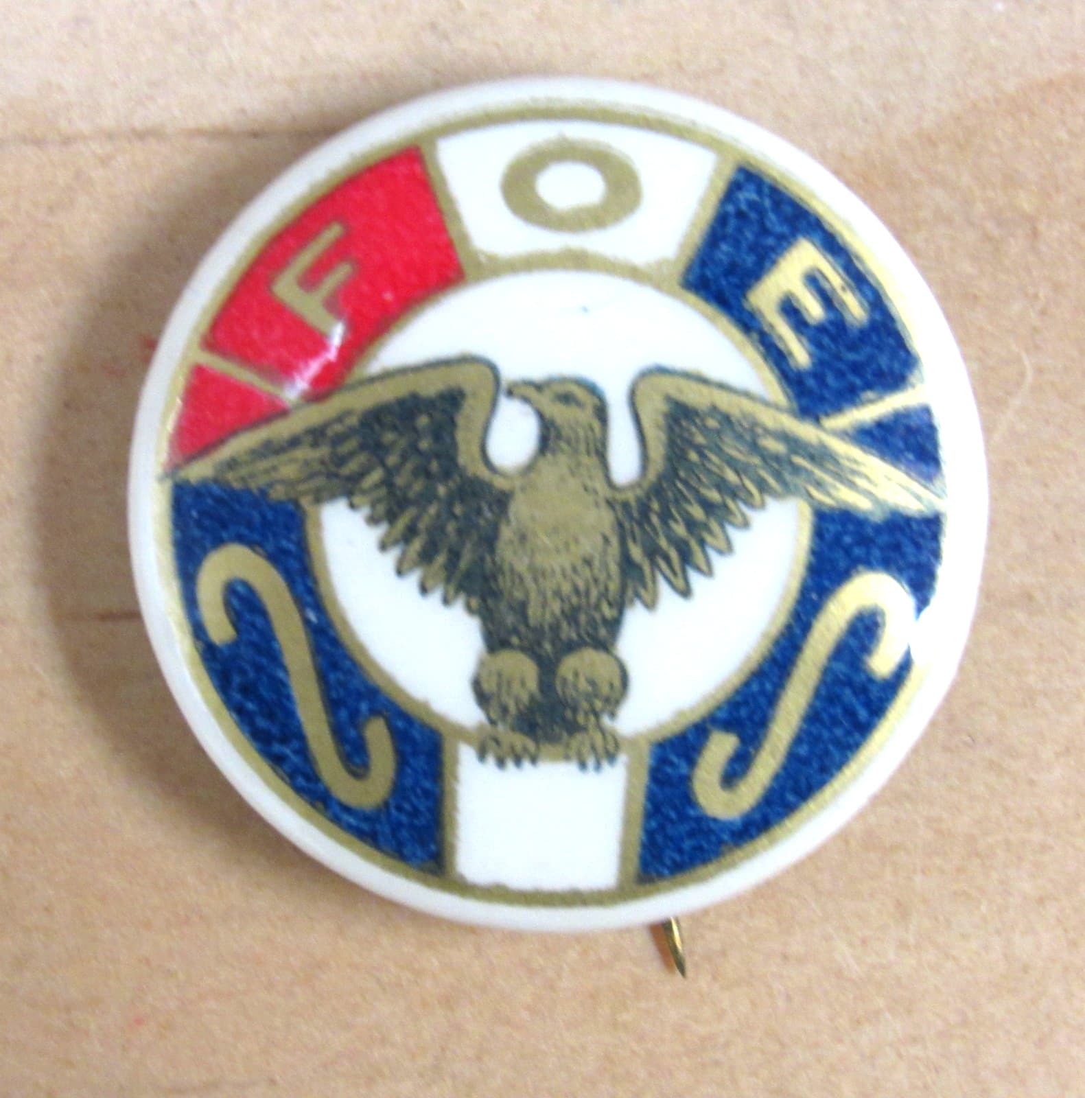 Vintage Fraternal Order Of Eagles FOE Eagle Pin Back Button *MINT*