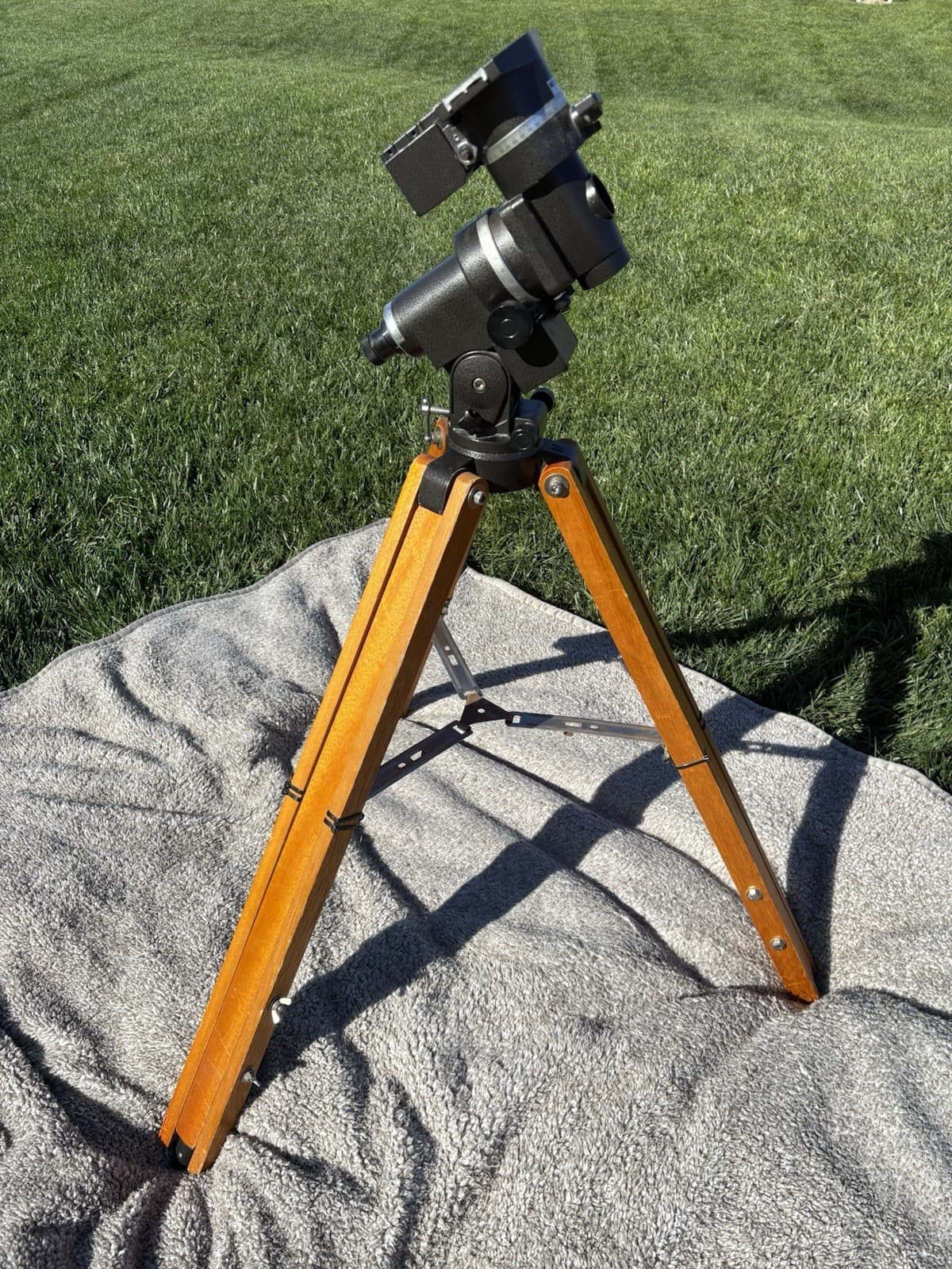 Vixen/Celestron Equitorial Telescope Mount w/ Wooden Tripod - REPAIR READ DESC!