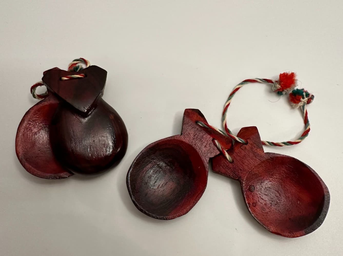 vtg 2 pairs of wooden castanets/percussion instrument/musical toy/shell shaped