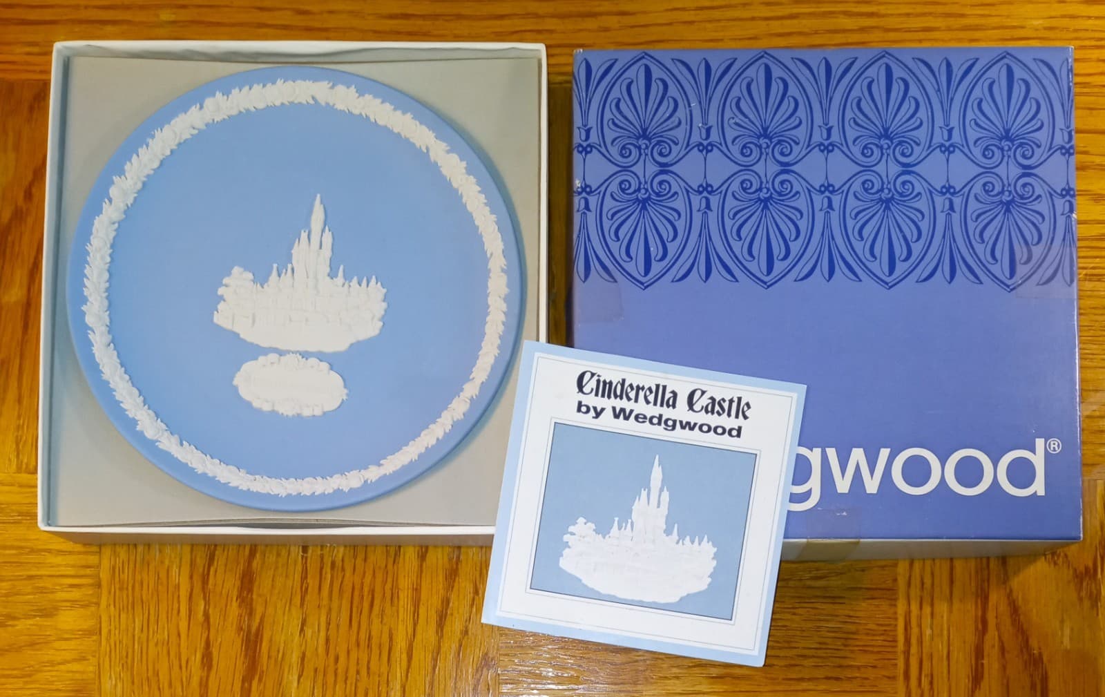 Vintage WEDGWOOD CINDERELLA CASTLE PLATE 1976 with Box Walt Disney Limited RARE