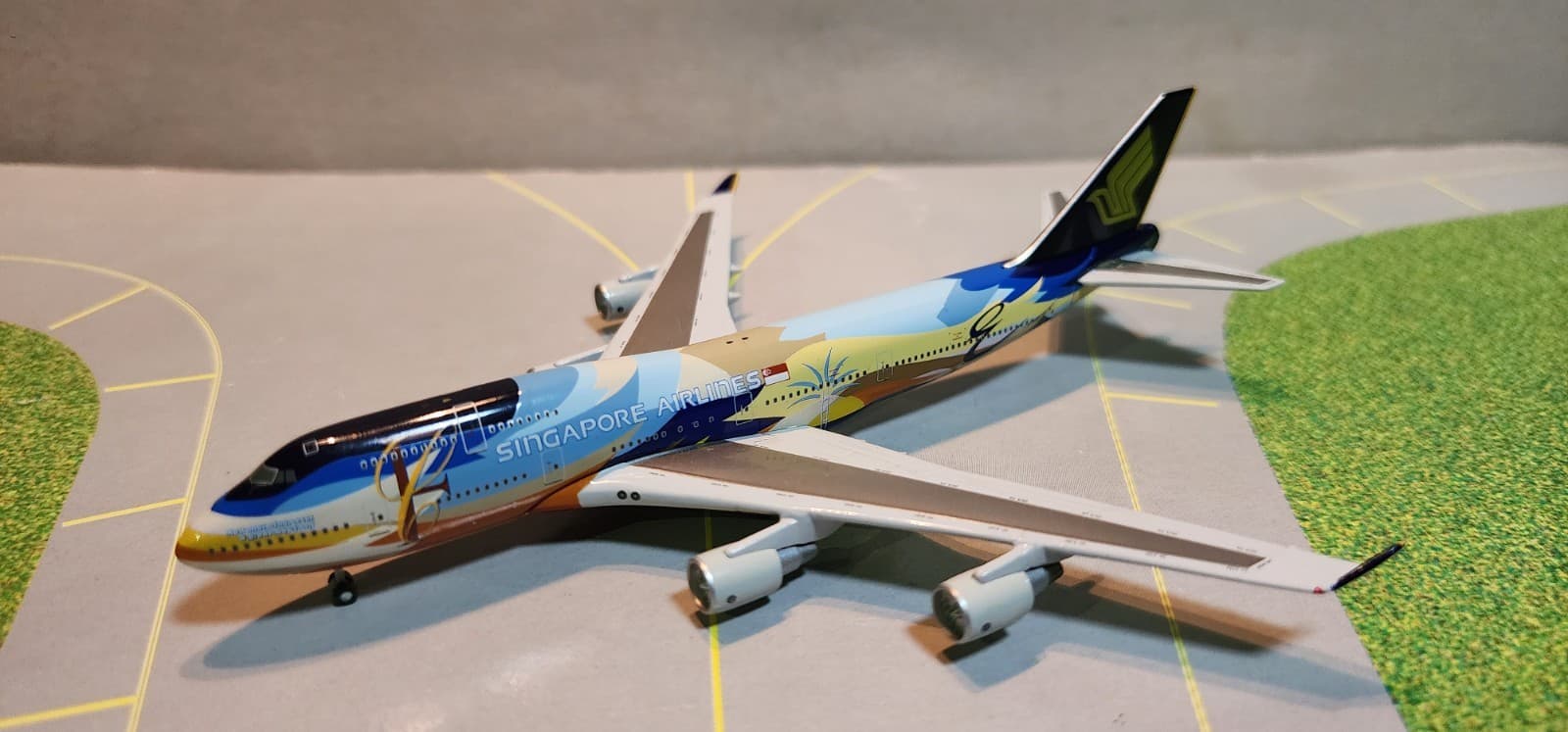 SJSIA037B SINGAPORE "TROPICAL SCHEME" 747-400 (9V-SPL) 1:500 SCALE DIECAST MODEL