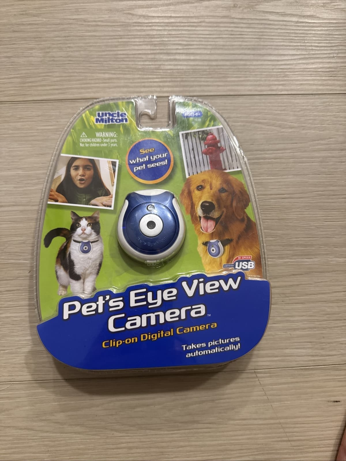 Uncle Milton 1538 Blue/White Pet's Eye View Clip On Digital Camera For Cat & Dog