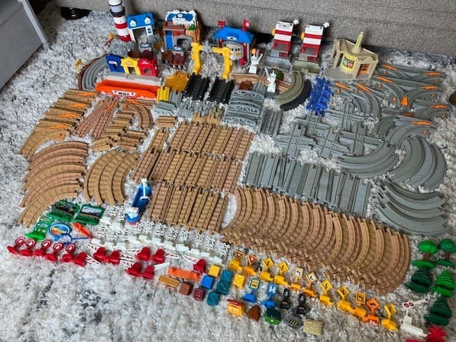 Fisher Price GeoTrax Train Toy Large 192 Piece Lot Track Accessories Buildings