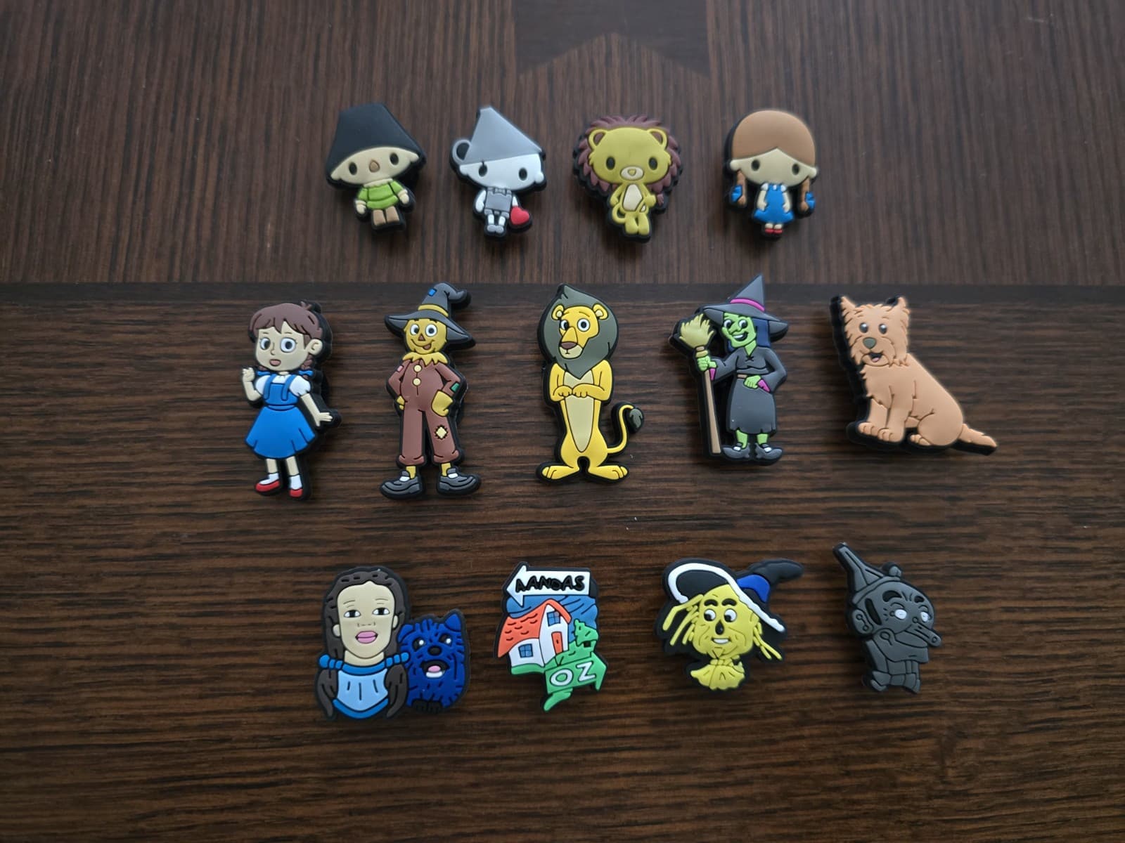 Lot Of 13 Wizard Of Oz Shoe Charms