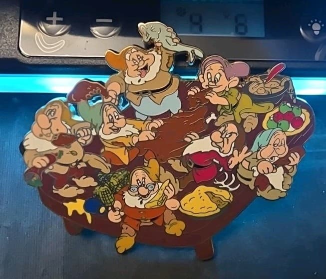Disney Snow White Seven Dwarfs Thanksgiving Jumbo Pin LE 500 50651