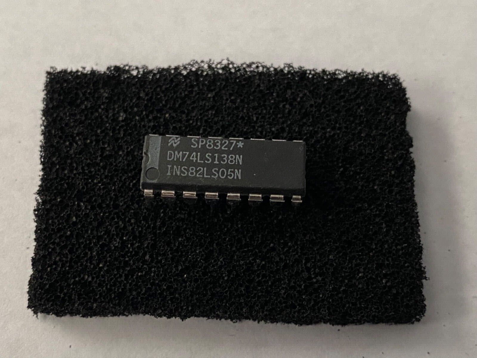 National DM74LS138N 3-line to 8-line decoder/demultiplexer integrated circuit