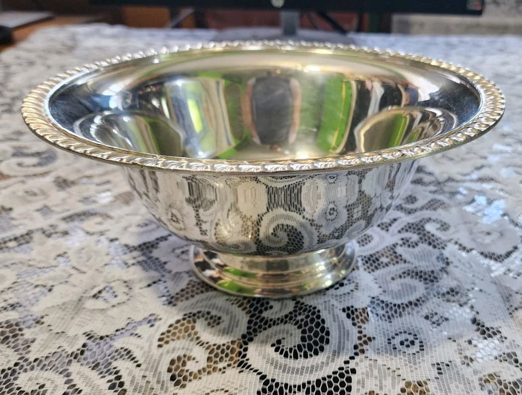 V "9 3/4" FEATHER EDGED SMOOTH PEDISTAL SILVERPLATED FRUIT CANDY ETC BOWL🍬🌰🍎