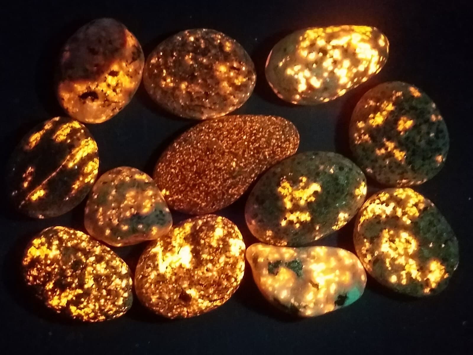 Yooperlite Set - 12 BRIGHT Lake Superior Syenite Stones w/ Fluorescent Sodalite