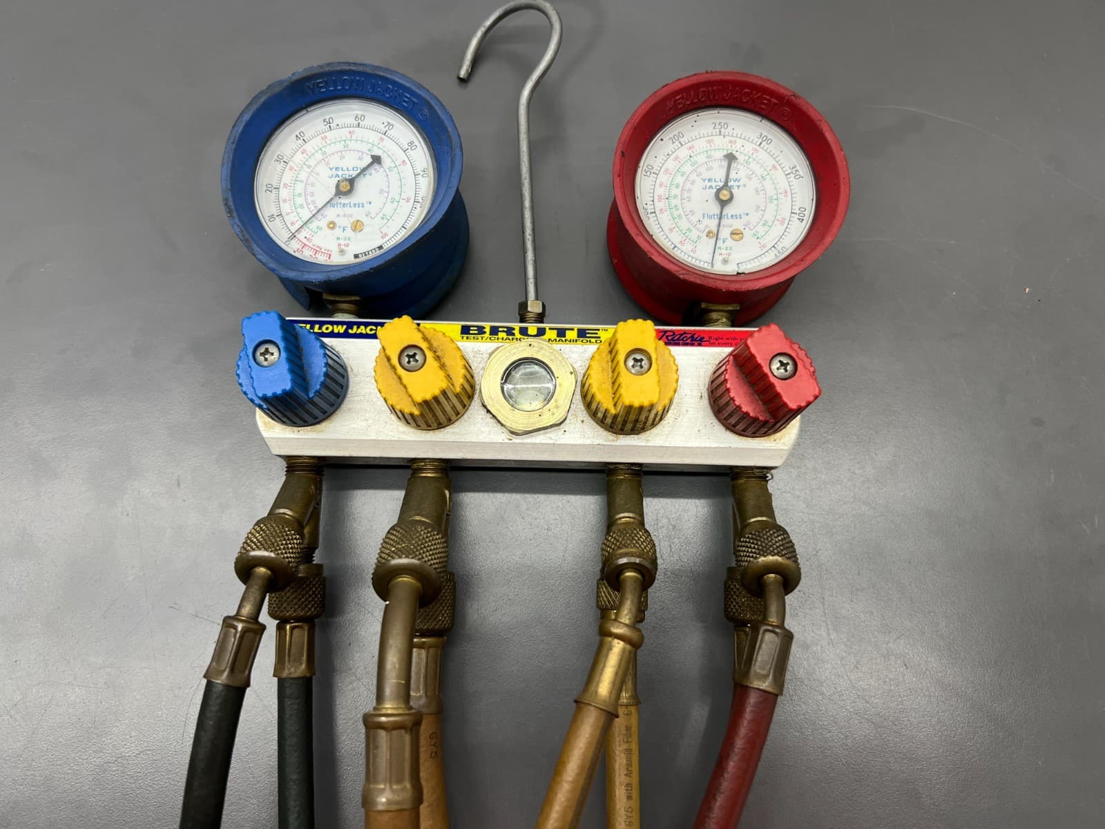 RITCHIE YELLOW JACKET BRUTE 4-VALVUE TEST CHARGING MANIFOLD W 60" HOSES