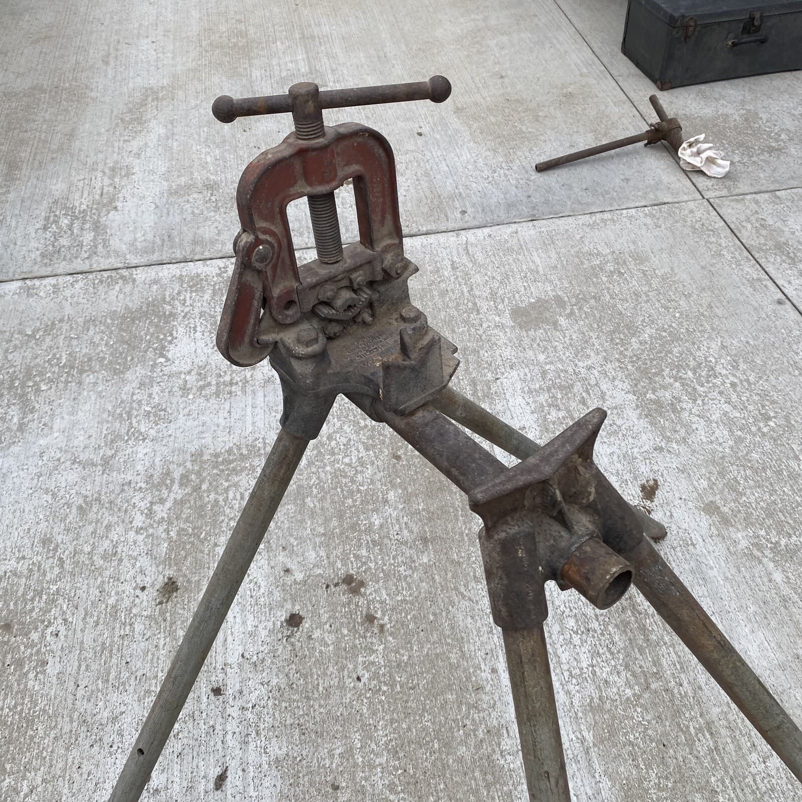 RIDGID Yoke Vise Model B-Y 2-1/2" & SY-2-1/2 Pipe Stand Horse Ohio