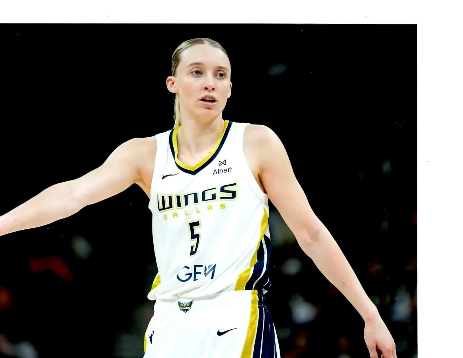 DALLAS WINGS PAIGE BUECKERS SIGNED 8X10 DARK SPOT UNDER EXTENDED ARM