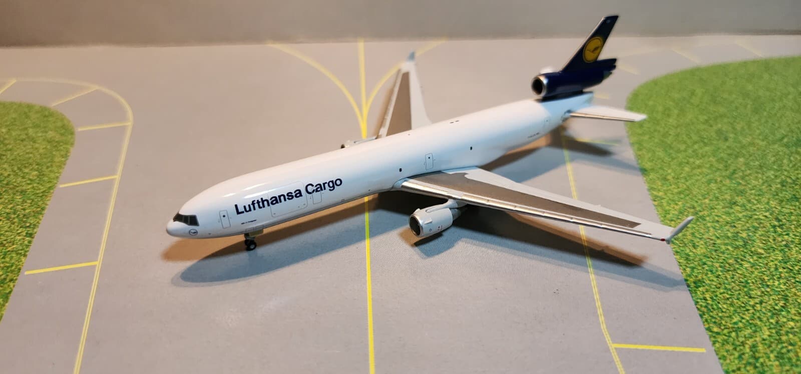 STARJET MODELS (SJDLH102) LUFTHANSA CARGO MD-11 1:500 SCALE DIECAST METAL MODEL