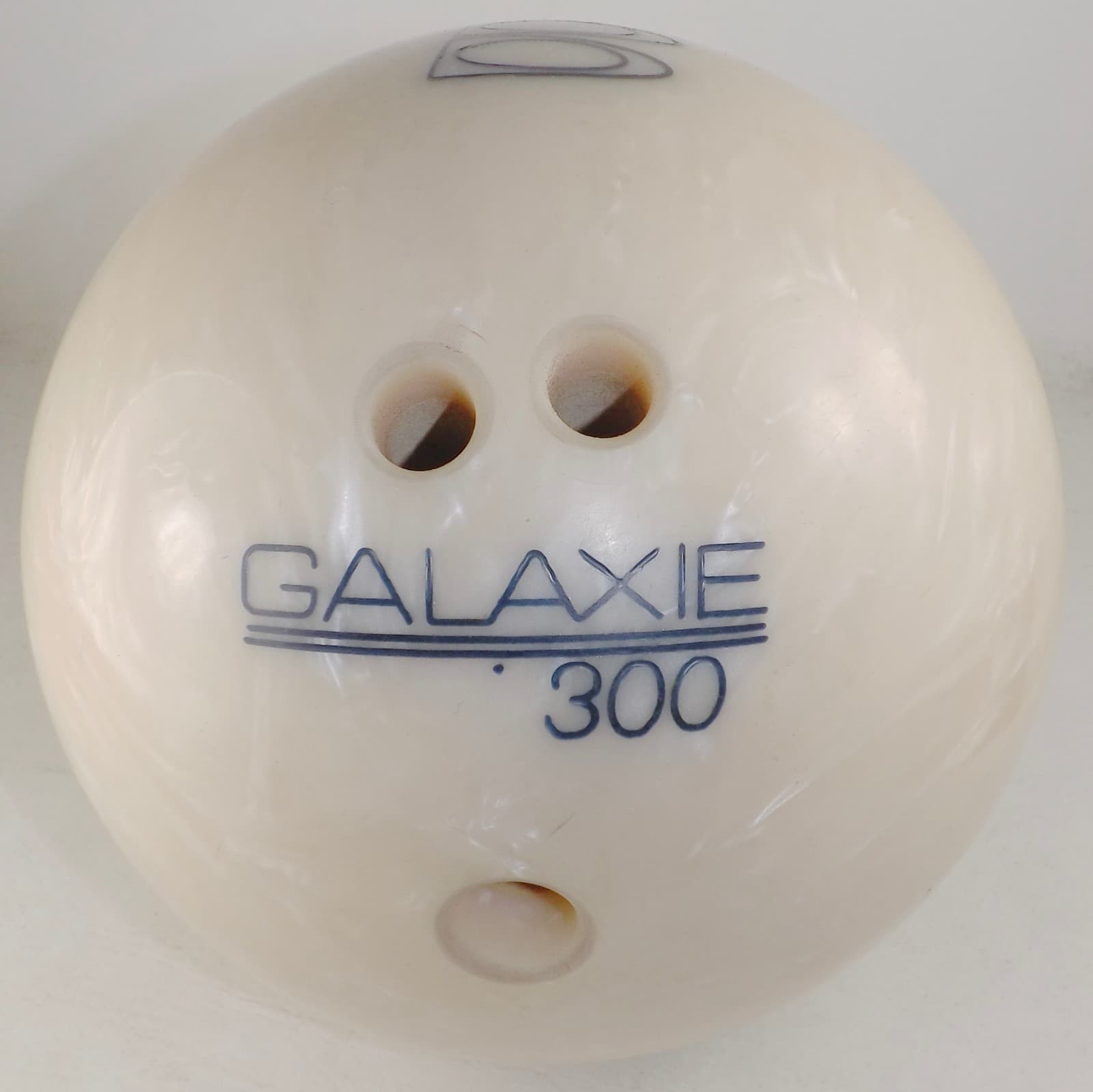 Vtg Ladies Brunswick Galaxie 300 White Pearl Bowling Ball IBE5957, 8 lbs 3.9oz