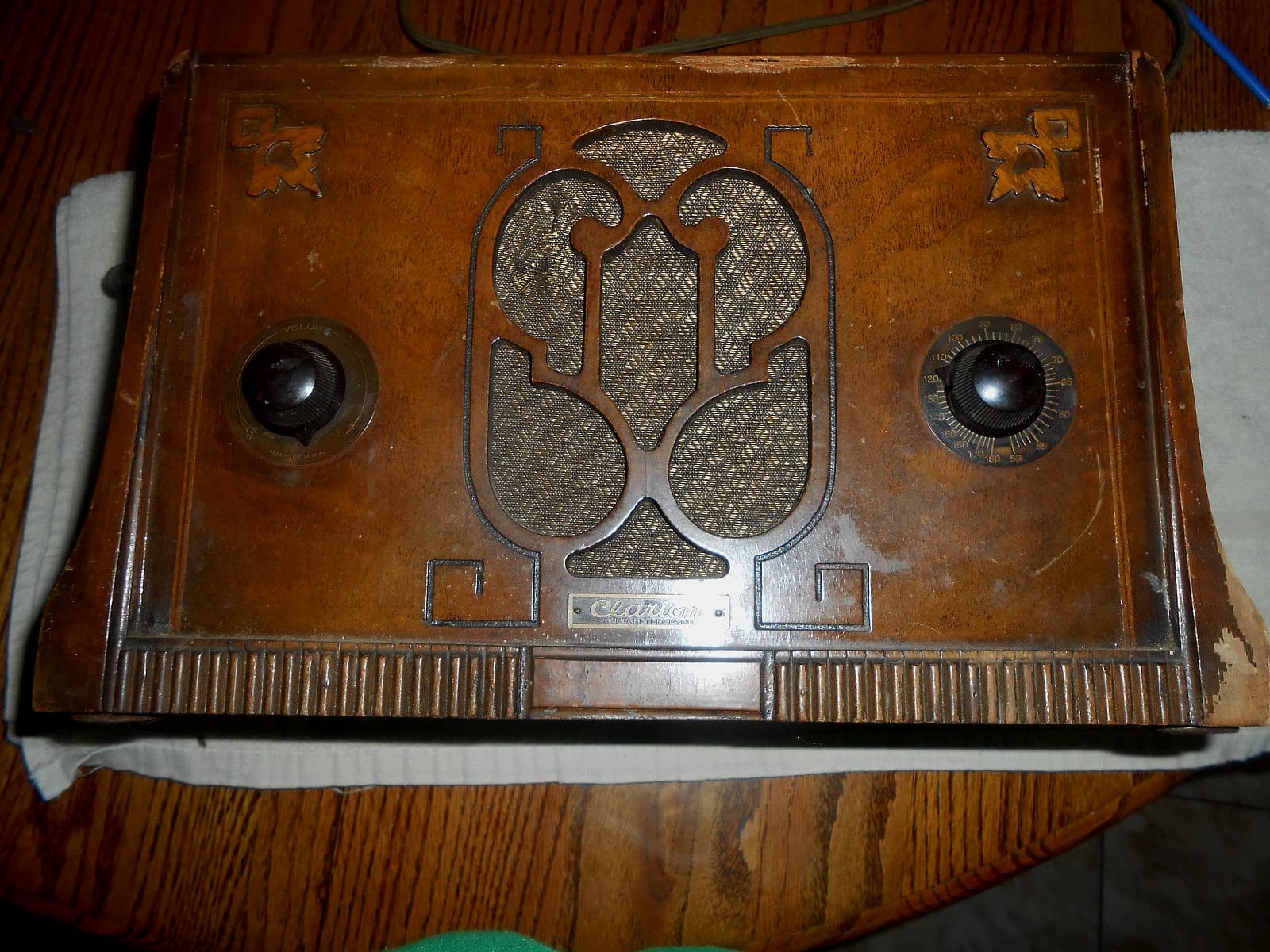 V. COOL Vintage Clarion Super Heterodyne Wooden Tombstone Tube Radio (Powers Up)