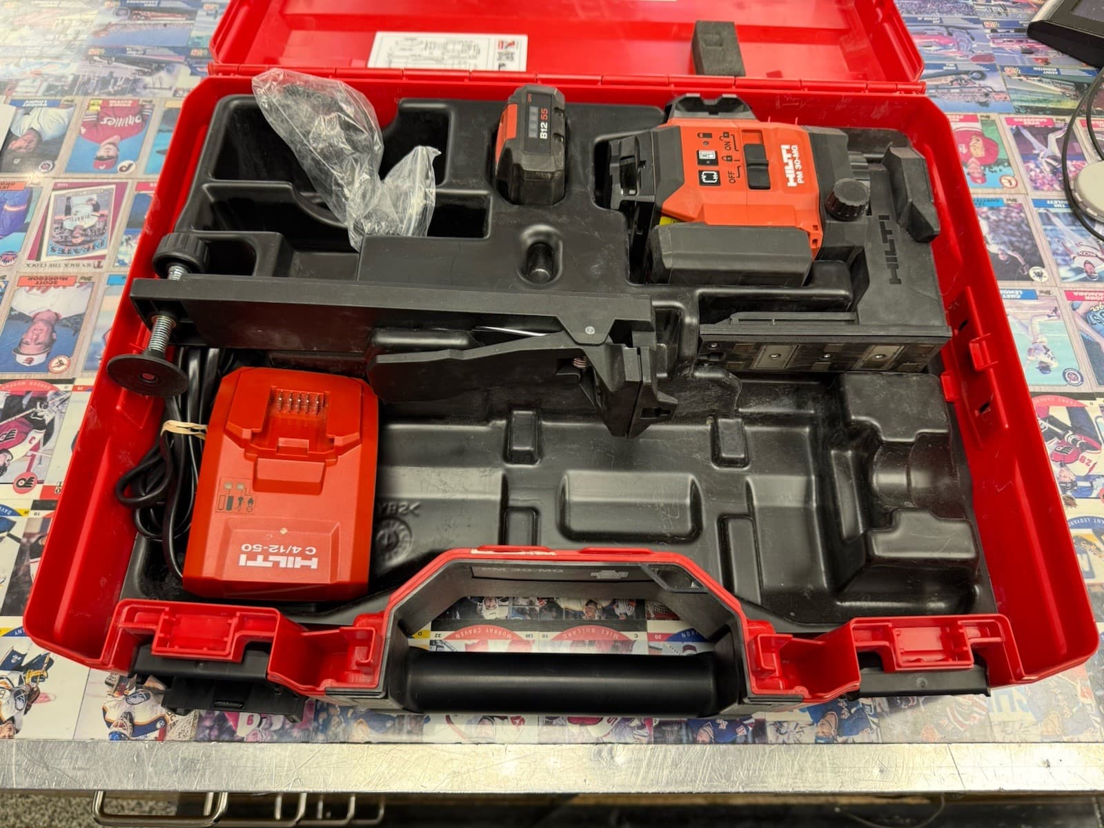 Hilti PM 30-MG Multi Line Laser Level With 2 Batteries Green Laser Works Great