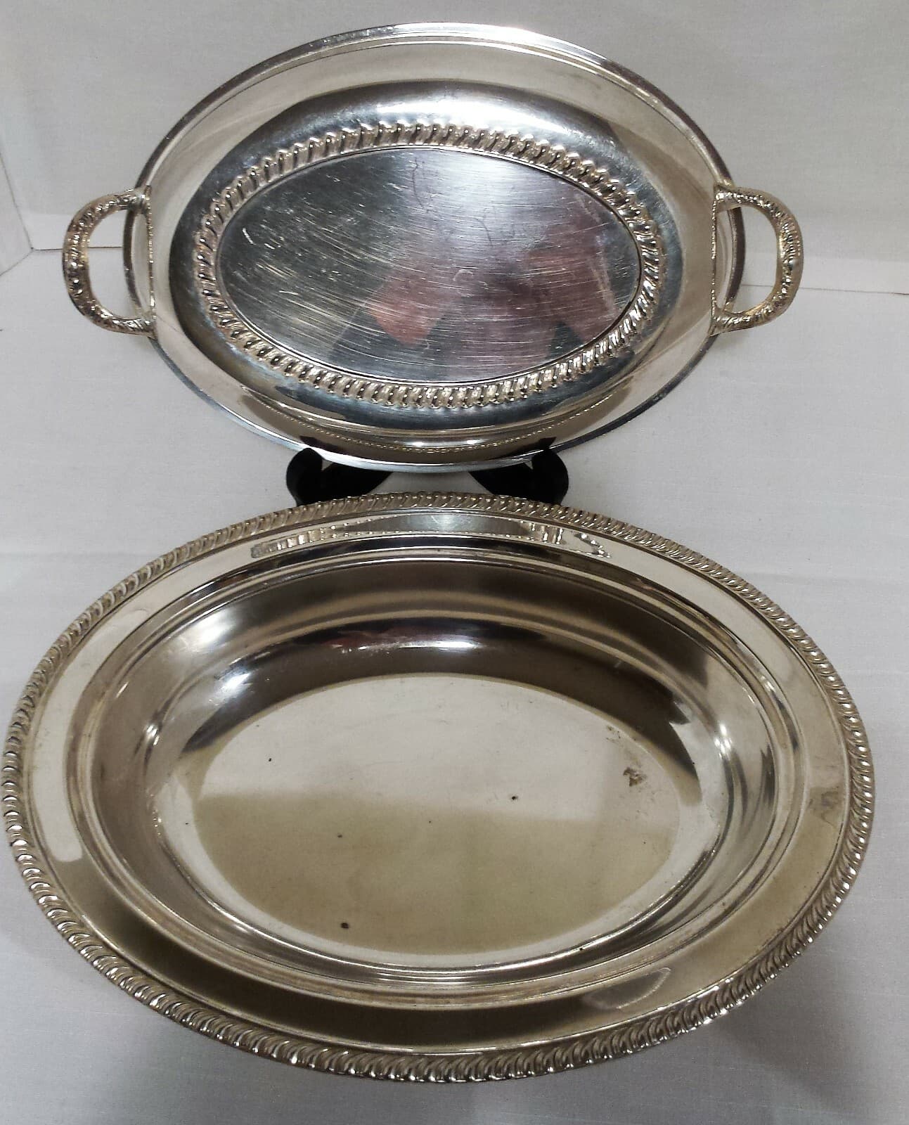 SHERIDAN SILVERPLATE OVAL COVERED CASSEROLE W/ HANDLED LID