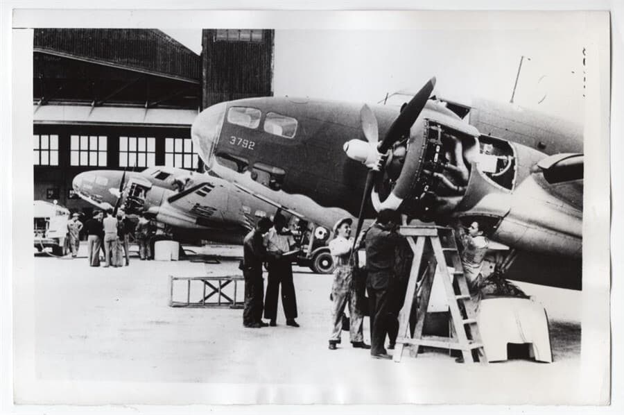 1941 RAF Ferry Command Ground Crew Services Hudson Bomber Original News Photo