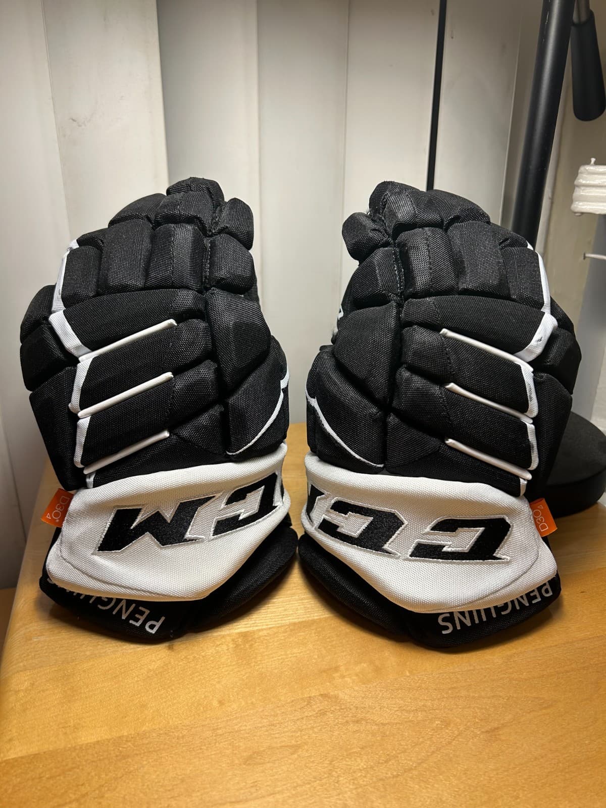 Pittsburgh Penguins CCM HGPJSXP Pro Stock Hockey Gloves Size 13"