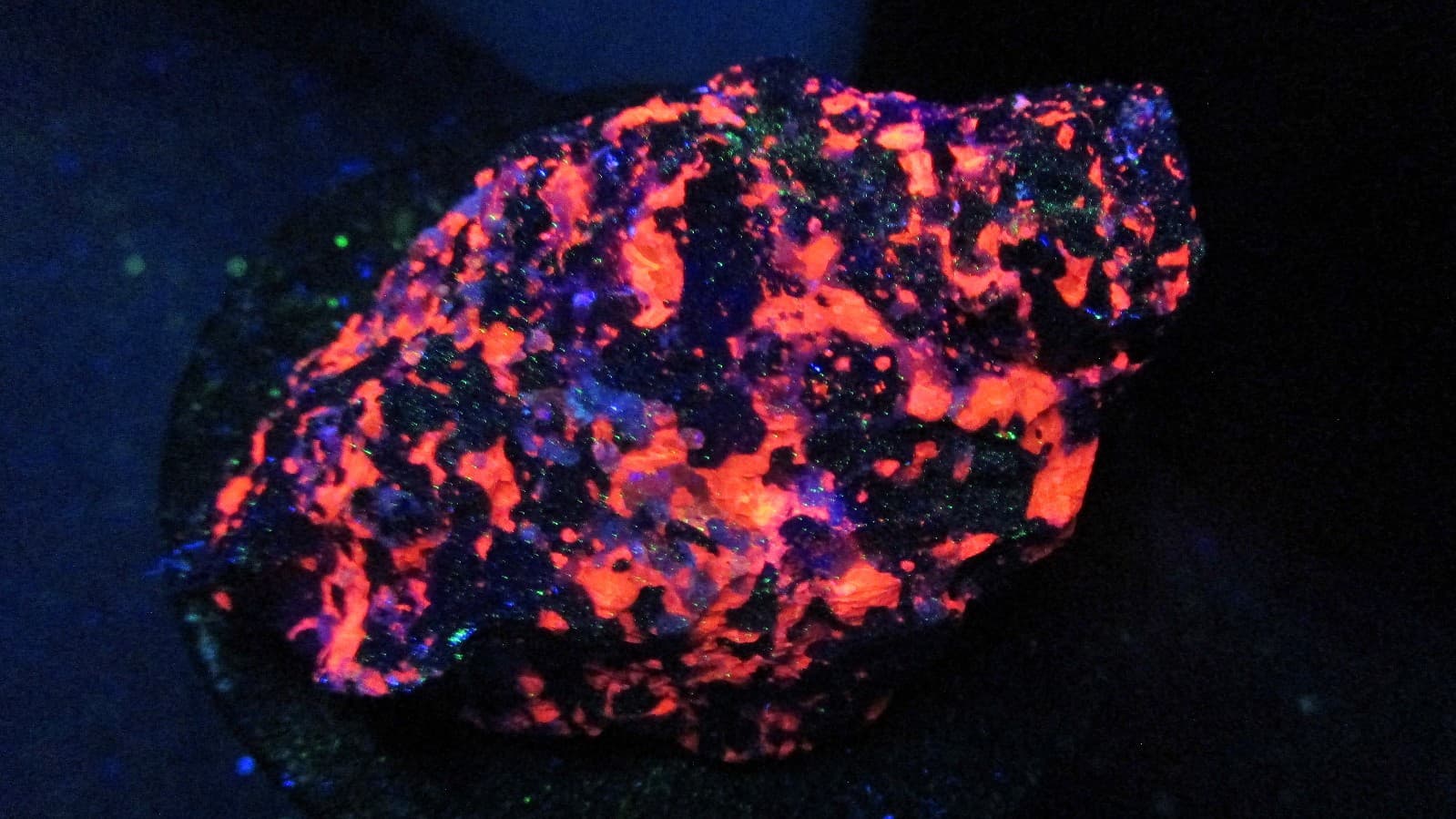 Fluorescent Cleiophane and Calcite mineral rock T4