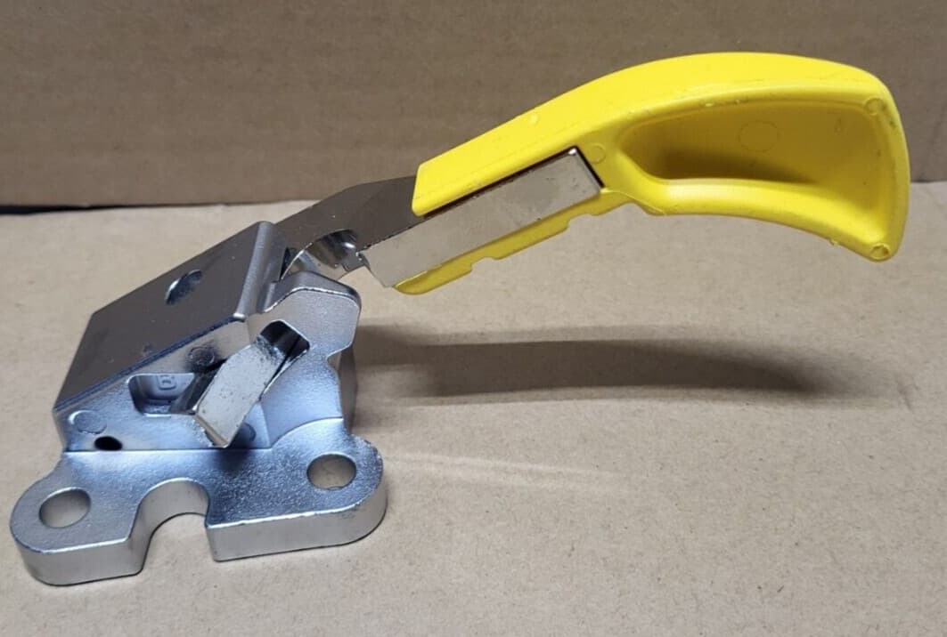 Stryker 1015 Stretcher Siderail Yellow Handle Left Latch Assembly 0785011021