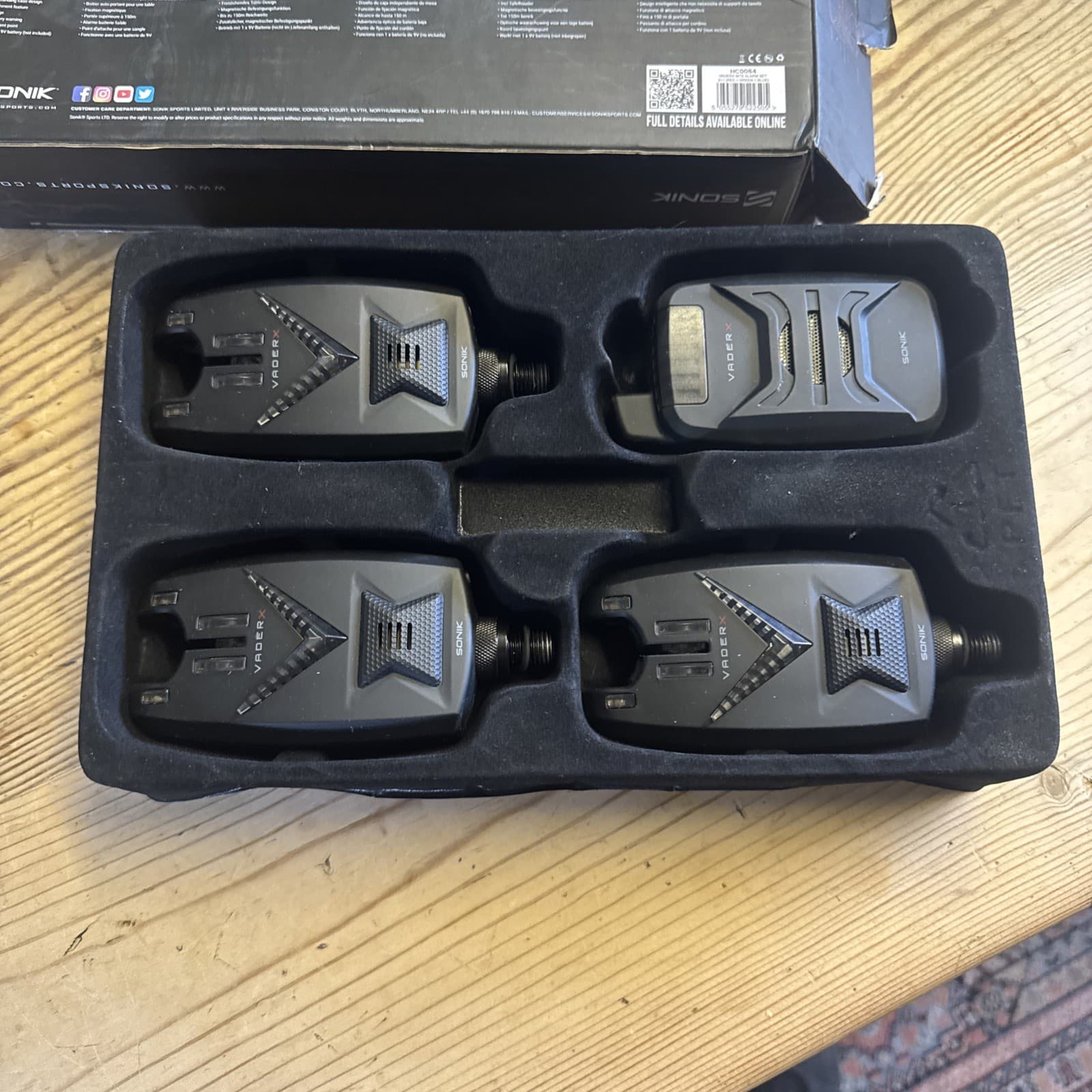 Sonik Vader x Bite Alarm 3 alarms and a receiver missing screw in snag ends