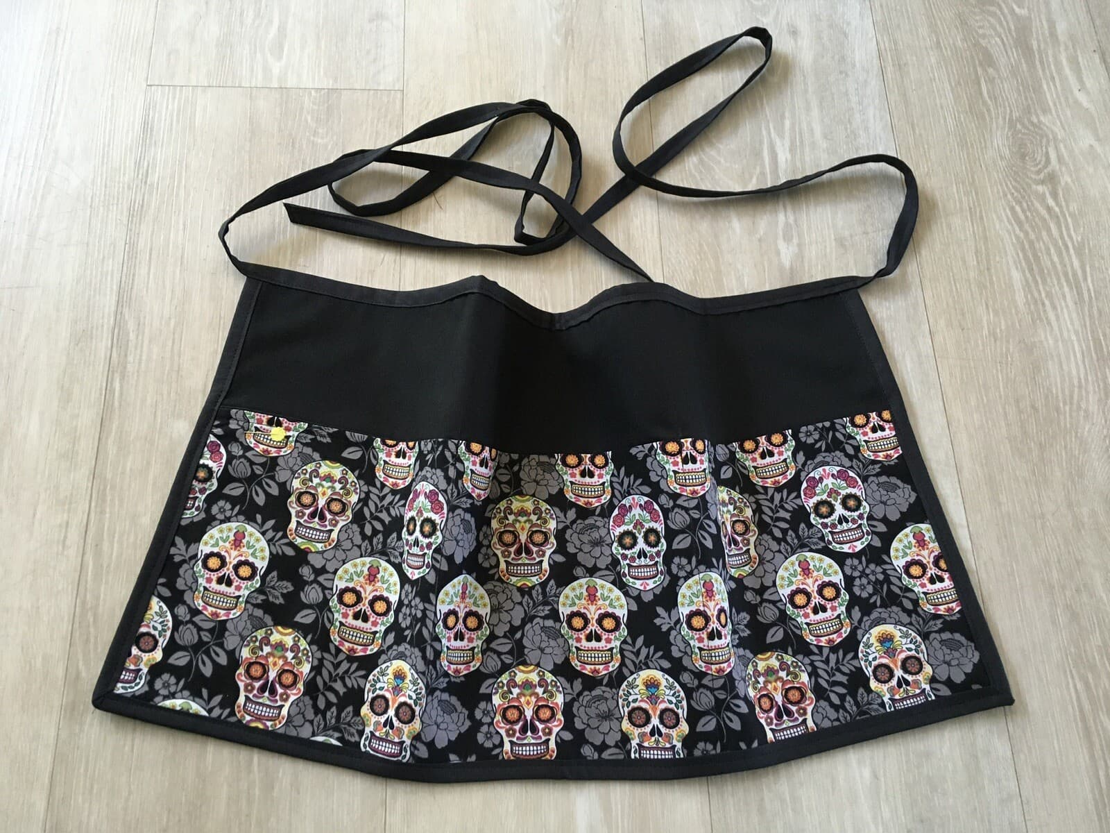 Reversible waitress apron Skull & Black 3 Pockets Per Side, Server Restaurant