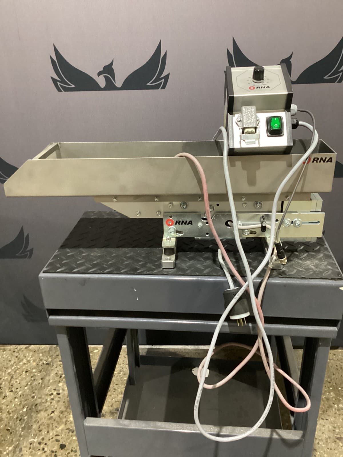 RNA ESG1000 W/ SLL400-400 Vibratory Feeder System USED