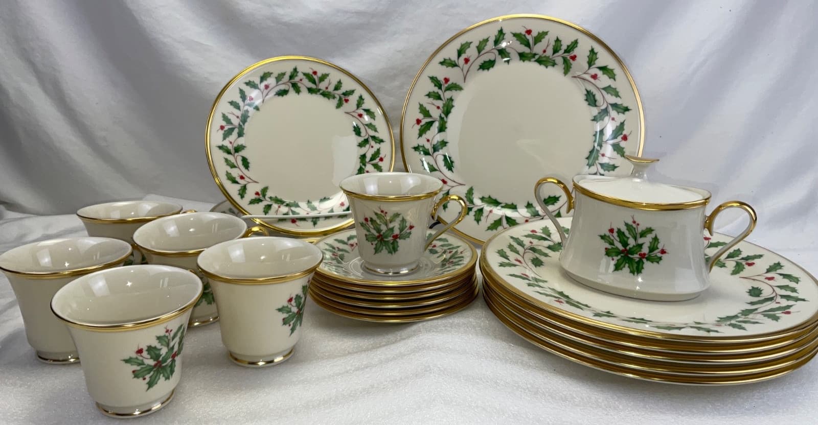 Lenox China Holiday Set Service For SIX 26 pc Holly Wreath Dimension Collection