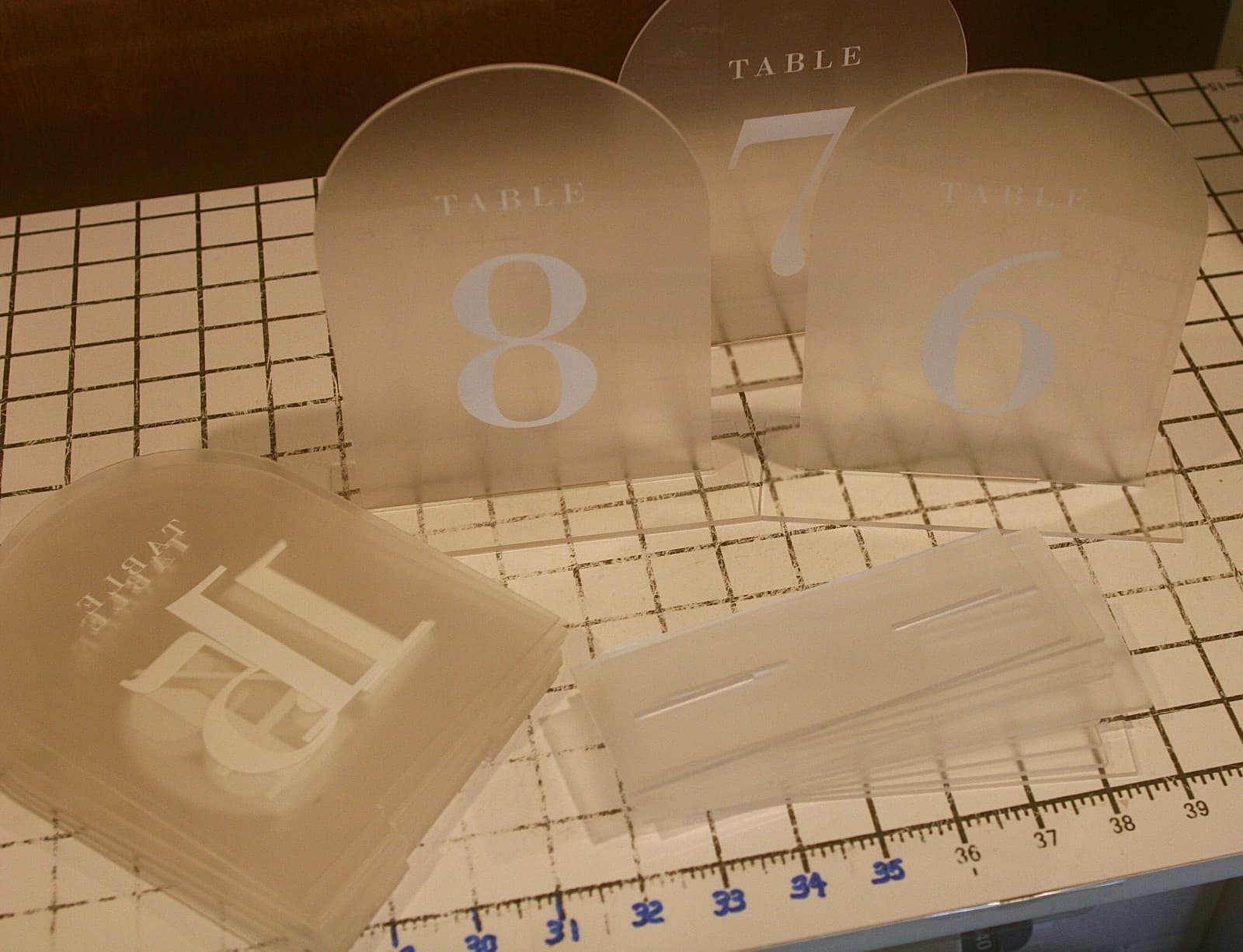 UNIQOOO White Arch Wedding Table Numbers w/ Stands 1-15 5x7 Acrylic Signs