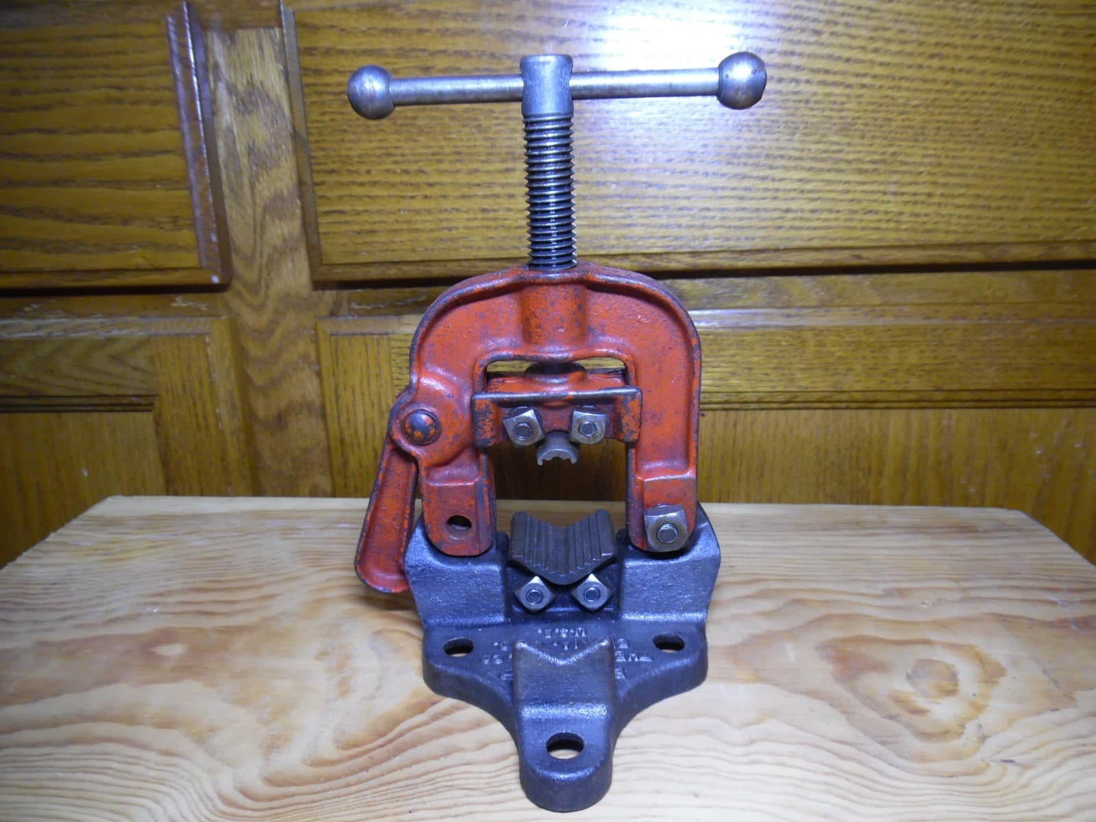Vintage SWEET LOOKIN Ridgid B-Y 1-1/4" pipe vise Holding Clamp BENCH BUMPER WORK