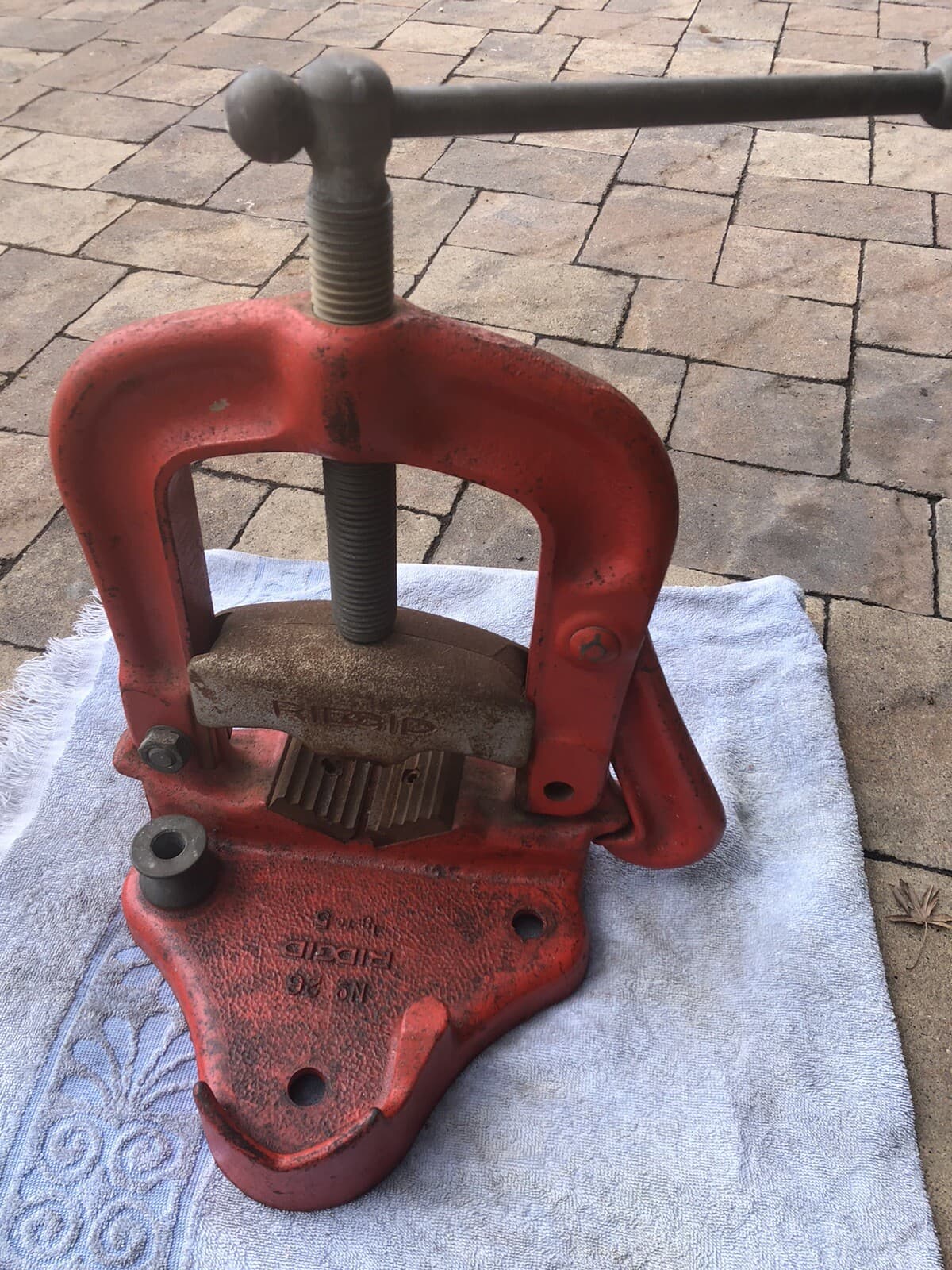 RIDGID NO. 26 YOKE PIPE VISE 1/8-5" CAPACITY IN VERY GOOD CONDITION.