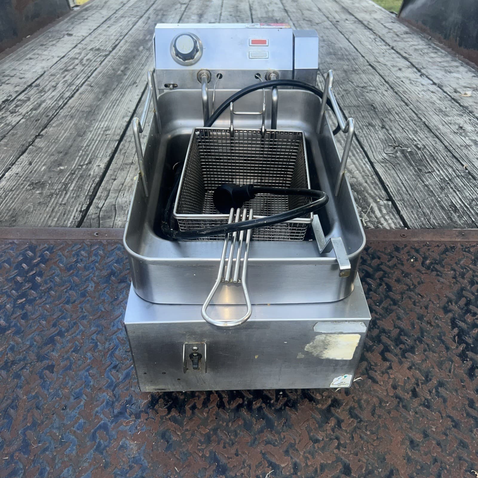 Wells 5E-F15CY 15 lb. Electric Countertop Fryer - 208-240V, 4319/5750W BB