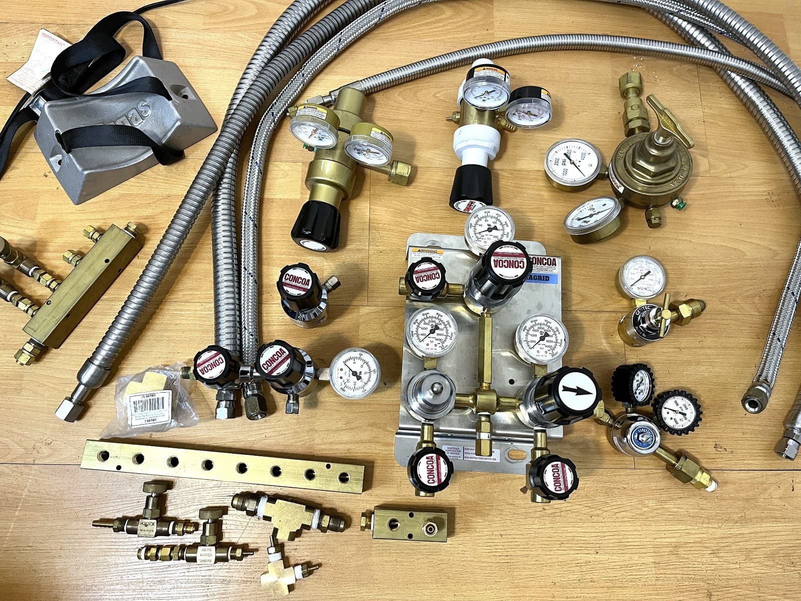 Lot of Gas Regulators, Manifolds & Valves CONCOA UniWeld GENTEC NOSHOK